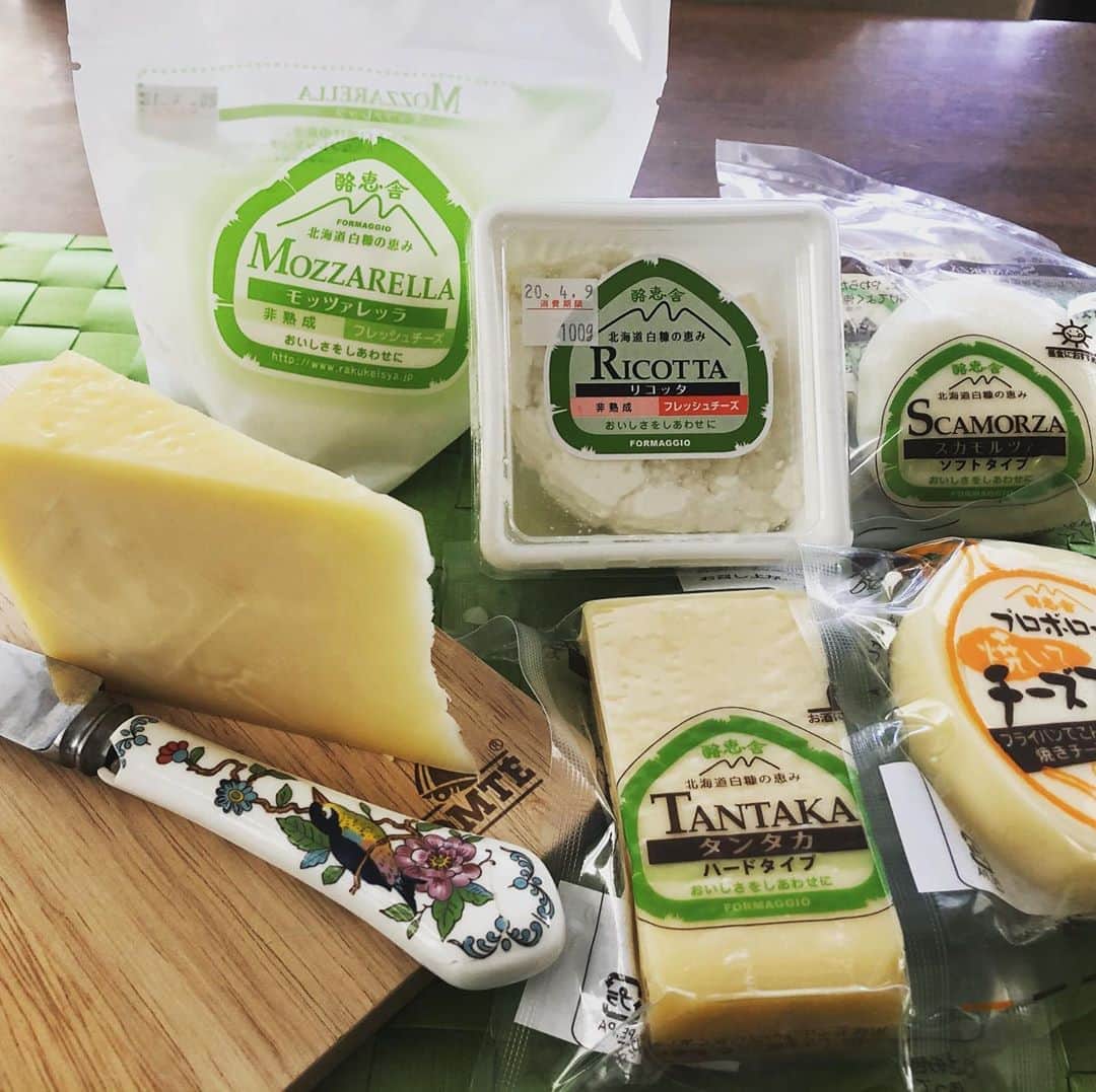 関谷亜矢子さんのインスタグラム写真 - (関谷亜矢子Instagram)「北海道のチーズ工房から届きました😍給食停止や外出自粛による余剰乳を無駄にしたくないと、破格のお値段で提供しています。 私たちも、家にいてできることから😊  #チーズ好き  #白糠酪恵舎 #ナチュラルチーズ工房 #余剰乳#チーズプロフェッショナル」4月4日 12時26分 - ayakosekiya.516