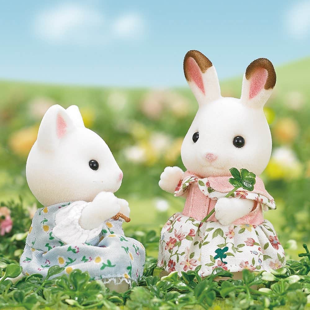 のインスタグラム：「「みてみて！四つ葉のクローバーみーつけた！」 「わあ！フレアちゃんすごい！」 「これでみんなにも、いいことがあるといいな」 * ショコラウサギのフレアちゃんの願い事は、みんなにもいいことが起こること。 早くみんなに笑顔が戻るといいですね。 * #シルバニアファミリー #シルバニア #sylvanianfamilies #calicocritters #sylvanian #ドールハウス #dollhouse #ミニチュア #miniature #四つ葉のクローバー #クローバー #春 #spring」