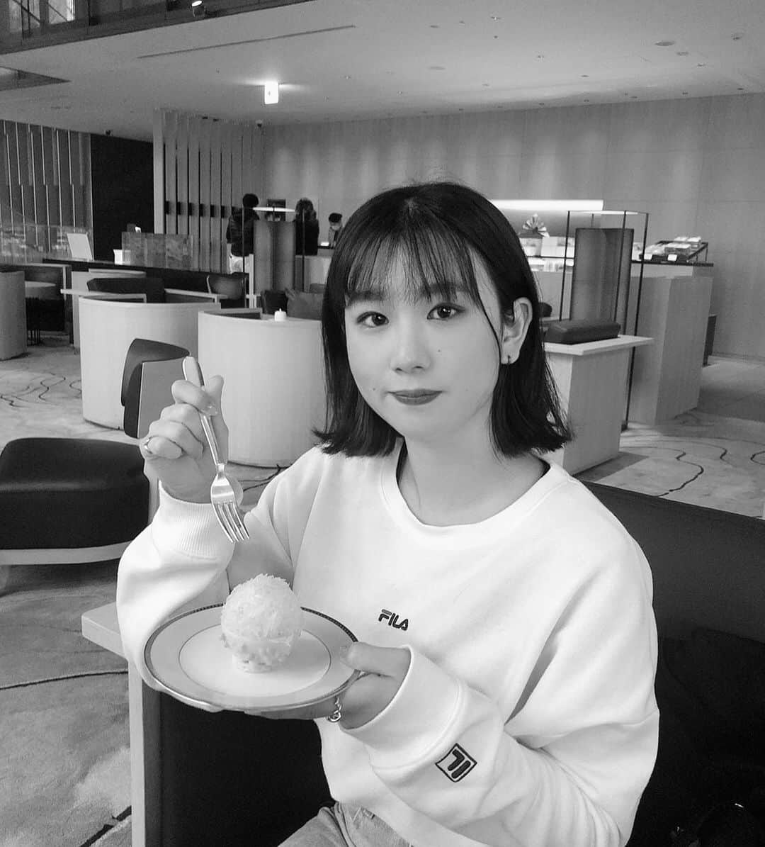 荒木悠衣のインスタグラム：「- コロナおさまらなカフェにも行けん🌀☕️ (髪は卒業してすぐチョッキン✂︎)」