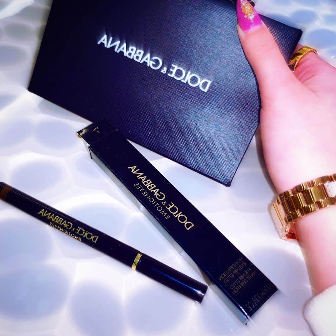 アンジェリカのインスタグラム：「😊🏹 . お気に入りコスメ🖤  DOLCE&GABBANAのアイライナー 超いいｯ!!!ずっとラブライナー勢だったけど こっちも使い始めたンゴ😚🤍 全然落ちないからおすすめでっすよ💋💋💋 .  #dolceandgabbana #アイライナー #おすすめコスメ #メイク #デパコス」