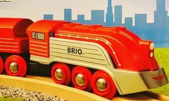 kidzoo+のインスタグラム：「【33557 ストリームライントレイン 】 美しい流線型のストリームライントレインがBRIO World レールウエイに登場しました。 レトロでもあり近未来的でもある独特なデザインは、世界中の流線型の列車から着想を得て、鮮やかな赤い色と光沢のあるシルバーで仕上げました。 この長い列車には細部にこだわった２つの木製ワゴンと、安定感を高める７対の車輪が含まれています。 ブナ材、良質なプラスチック、メタル、異なる素材を使い細部にまでこだわった列車です。 ---------------------------------------- 商品の詳細はプロフィールのURLからご覧いただけます！ ☛ @kidzooplus  #brio #kidzooplus #知育玩具 #レールウェイ #プレゼント #誕生日 #誕生日プレゼント #スウェーデン #ギフト #贈り物 #木製レール #名古屋市名東区　#新商品 #ストリームライン」