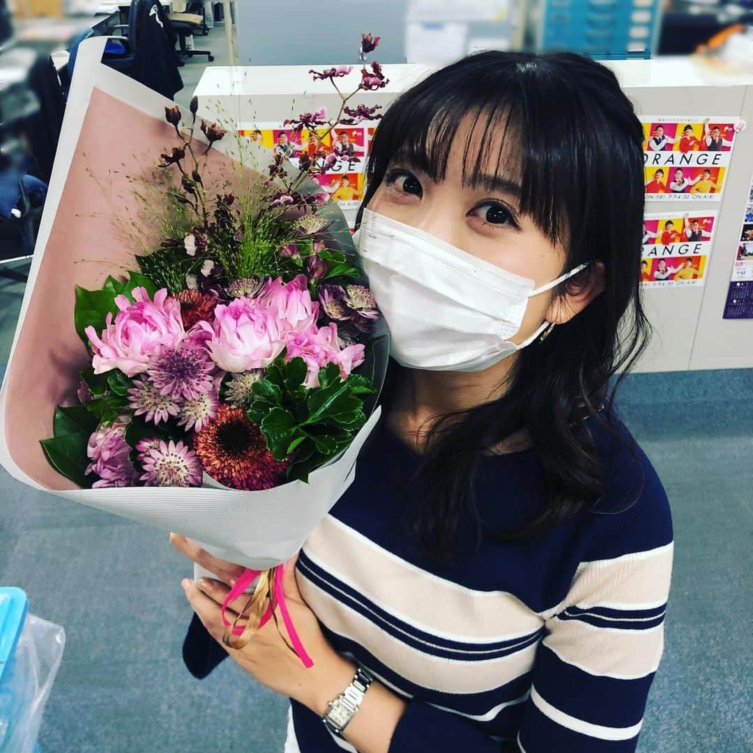 黒田菜月さんのインスタグラム写真 - (黒田菜月Instagram)「わたし、はぴば〜🎉‼️こんなご時世だからこそ、みんなが少しでも笑顔になれるように頑張ります❤️ お祝いしてくださった方々、 本当にありがとうございます🎂✨ 何歳になっても嬉しいです〜🙇‍♀️🌈 とりあえず今はオンラインで….🙌笑 . #誕生日 #birthday #thankyousomuch  #えーっと  #何歳だと思う  #bbaの悪あがき  #395日誕プレ受付中 #がんばろう日本 #外出自粛  #コロナに負けるな #マスク女子 #マスク女 #マスク着用 #マスクメイク #おうちじかん #おうちごはん #楽しみを見つける  #こんな時こそ笑顔のバトン  #っていうタグがあった 😄」4月4日 21時59分 - nyaaatsuki_krd