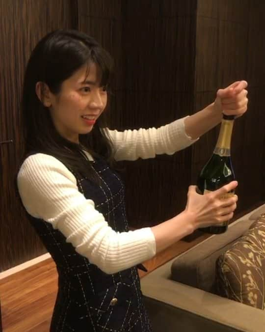 坂入みずきのインスタグラム：「昨年の10月くらいかな🤔 人生で初めてワインを開封したときの動画をもらいました。びっくりしたー ワインは詳しくないですが、医局の大会でいただいたvinotheque collection champagne deutz というワインでした🥂  動画を見て、何気ないことが幸せだったんだなと噛みしめました☺ 今は医局員一同、コロナ患者さん対応のために奮闘しております。」