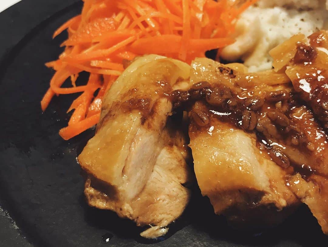 柏木作夢さんのインスタグラム写真 - (柏木作夢Instagram)「なんだこれ、最高に美味しかった。 バルサミコが相性バツグンでした。  #nagimeshi #dinner #foodporn #foodstagram #instafood #バルサミコ酢 #chicken #おうちごはん」4月4日 21時55分 - samukashiwagi