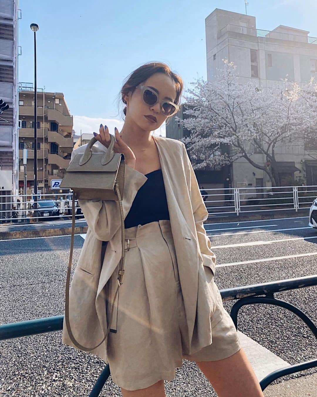 関本香里さんのインスタグラム写真 - (関本香里Instagram)「ㅤㅤㅤ 今週末もおうち時間🏠 ストーリーでなんでも質問 受付中なので是非コメントしてね💕 明日まとめて答えます😆 ㅤㅤㅤ もうすぐ発売のjacket✖️pantsは TOPページから予約できます✌️ リネンライクな素材でシャツ感覚で さらりと着用が出来るジャケットと、 ウエストタックやサイドベルトで エッジをプラスした大人の女性にも 履いて頂きやすいショートボトムになってます！ 一緒に着るのがおすすめ〜。 ㅤㅤㅤ @kaori_sekimoto_ #murua #fashion #coodinate #jacket  #pants #linenlike #セットアップ」4月4日 21時59分 - kaori_sekimoto_