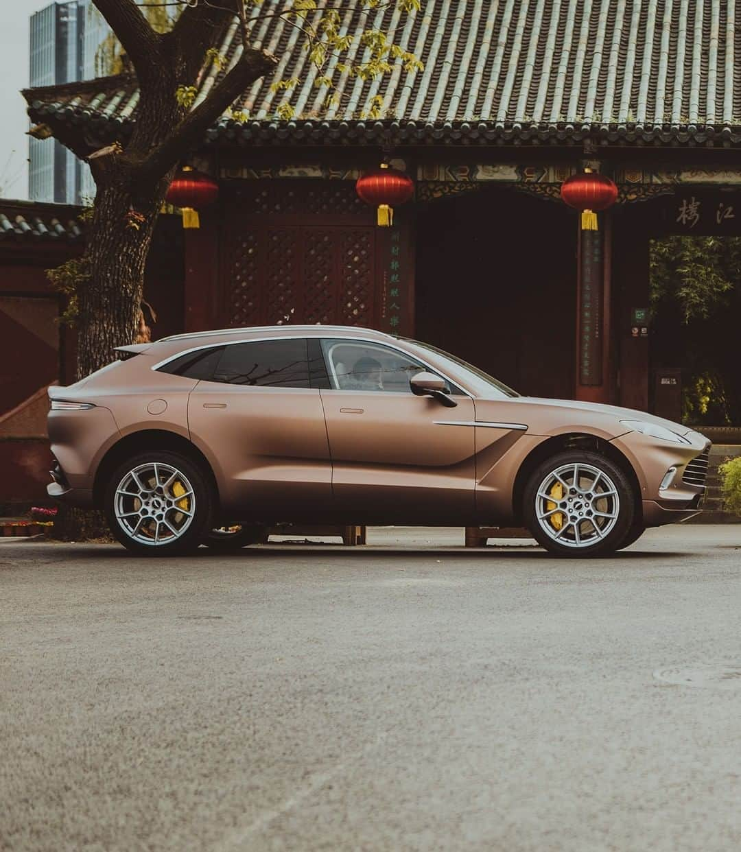 アストンマーチンさんのインスタグラム写真 - (アストンマーチンInstagram)「Continuing the DB legacy - our first luxury SUV still maintains the proud heritage of Aston Martin.  #AstonMartin #DBX #BeautifulIsRelentless #KeepItParked」4月4日 22時00分 - astonmartin