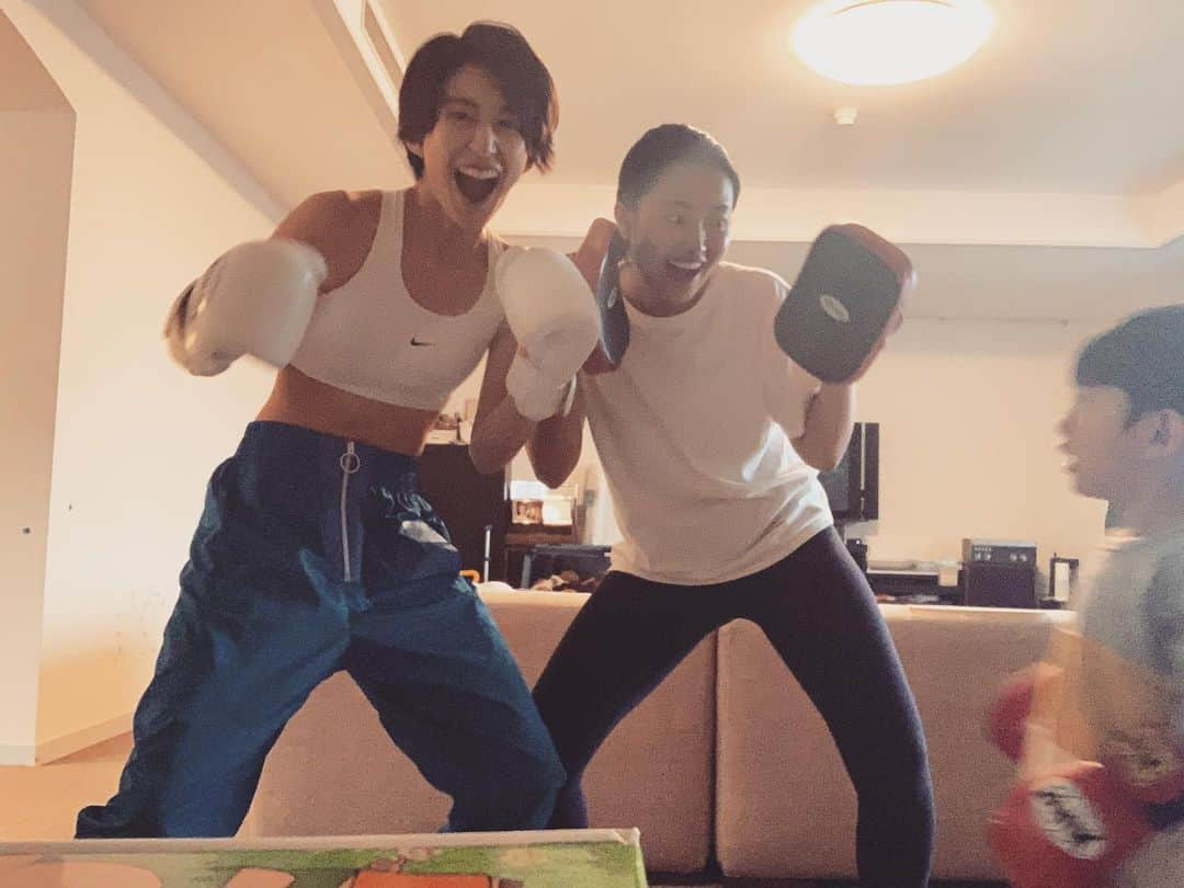 神山まりあさんのインスタグラム写真 - (神山まりあInstagram)「おうちde姉妹キックボクシング🥊 半分以上ふざけてるwww  #おうちでもできること #おうち時間 #神山姉妹ほんとうるさい #sisters #mom #love #happy #fun #ボクシング好き」4月4日 22時00分 - mariakamiyama