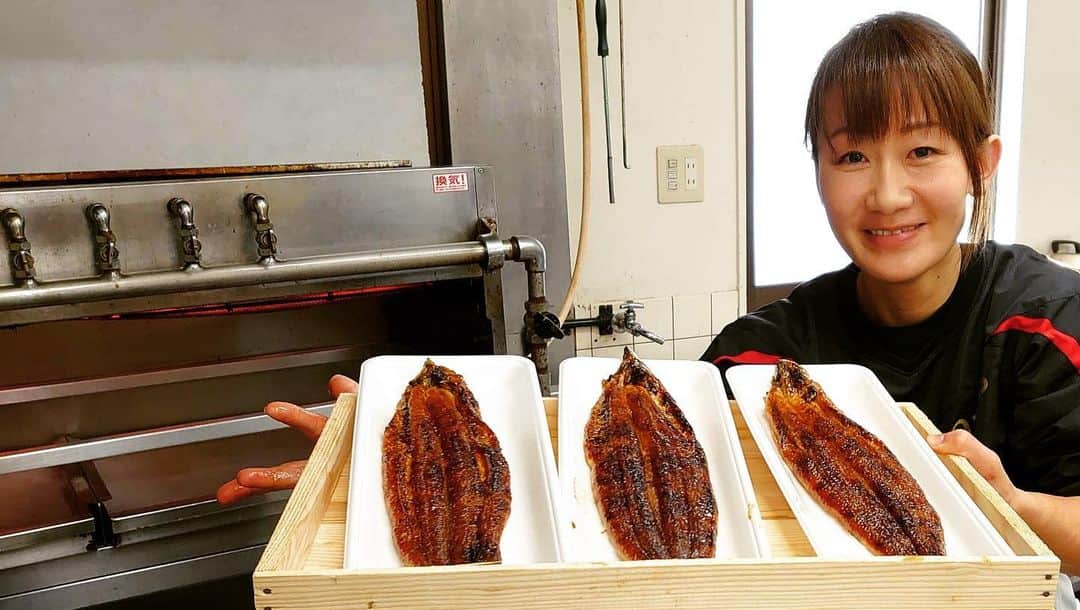 佐野優子のインスタグラム：「. 鰻焼いてみました‼︎ . 美味しいですよ〜😙 鰻食べて栄養補給しましょう^ ^ . . #鰻 #うなぎ #栄養補給 #右手…😅」