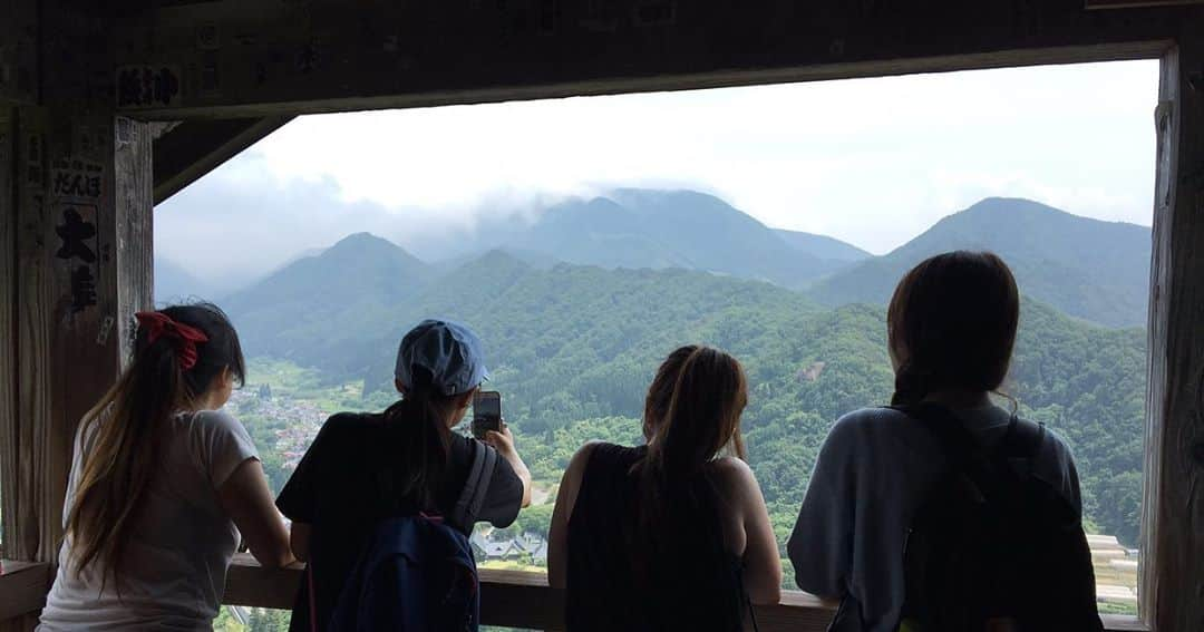 トロたんさんのインスタグラム写真 - (トロたんInstagram)「トロたんと旅する(※過去写真)IN山形 集合写真で ジョジョ立ちするみんなが大好き🥰🥰🥰 私スタンドのせいか何重になってる😇 山寺の階段は舐めてた🤣🤣🤣 熊野大社も階段だったし、みんなで必死に上がりました😇笑 #トロたんと旅する #山形  #山形旅行　#蔵王 #お釜  #ジョジョ立ち #女子旅  #アイスクリーム大好き #アイスクリーム #ジェラート #アイスクリーム中毒  #Japanese #Japanesefood #Japanesegirl #japantravel #tbt #japantrip #日本旅行 #旅行 #旅 #trip #travel #たびすたぐらむ #旅行好き女子 #美味しいもの #美味しいもの大好き #Love  #旅スタグラム #くいだおれ #旅行好き」4月4日 22時13分 - torotan_tan