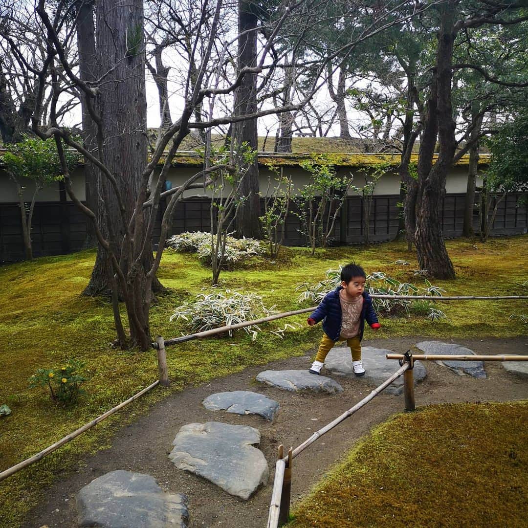 本多真弓さんのインスタグラム写真 - (本多真弓Instagram)「福島・会津旅行の記録⑤ . . 会津若松観光で外せないのが鶴ヶ城。今頃桜が咲き始めているかな？🌸 実は中に入ったのは初めてでした、やっと入れて良かったです。そして中は完全にミュージアム化されているタイプのお城です。 (一才の息子が楽しめそうなポイントは無かったので寝ていてくれていて良かった) 印象深かったのは、白虎隊一人一人の名前とお顔とどんな人物だったかが描かれたパネル。 当時15、6の男の子たちが…と思うと母になってから特に涙もろくてダメです🤧 . . 敷地内には千利休の息子、少庵が建てたといわれる茶室も。 ちょうど息子が起きたので立ち寄ったのですが雰囲気の良い庭園を楽しめました。 お城のスタンプも押せてもう何も悔いはありません！ (アナウンサー受験で全国行脚した時に始めた日本100名城スタンプラリー🏯お城はどこに行ってもありますからね。) . . #福島 #会津 #会津若松 #鶴ヶ城 #会津若松城 #桜スポット #白虎隊 #千利休 #少庵 #茶室 #お城スタンプラリー #日本100名城  #日本100名城スタンプラリー  #子連れ旅行 #子連れ旅 #fukushima #aizu #aizuwakamatsu」4月4日 22時13分 - mayumi_h_i
