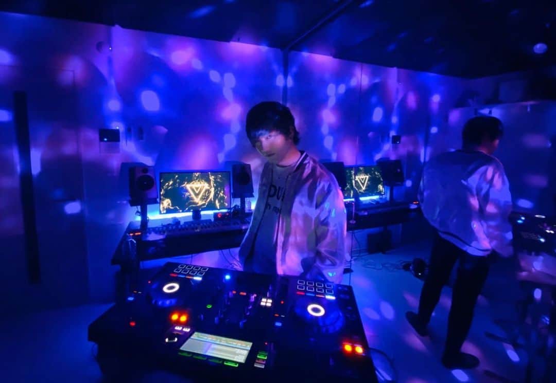 TeddyLoidのインスタグラム：「My New Private Studio. 「Delta Networks Studio -DNS-」 ・ ・ 放送を観てくれた皆さん、ドネーションも頂き、本当にありがとうございました😌 ・ TeddyLoidを始めて12年目、今まで衣装はずっと黒だけを着て来ましたが、初めて白を着ました。 なぜなら、我々は必ずこの暗闇から抜け出すからです。 ・ また一緒に音楽を共有できる日を、楽しみにしています⚡️ ・ そして「MUSIC UNITY 2020」を企画をして頂いた「MOGRA TEAM」 ・ コラボレーションをして頂いた「ageHa UTAGE SERIES」 並びに協賛企業の方々、感謝です🤝 ・ 日本最大級のエンターテインメント・スペースであるageHaの代表として出演でき、光栄でした。 次は「宴」で！  #mu2020」
