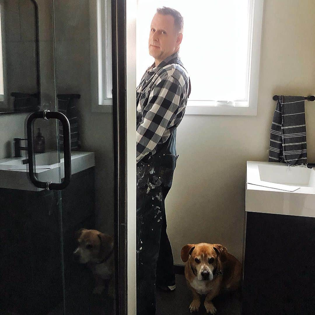 デイブ・クーリエさんのインスタグラム写真 - (デイブ・クーリエInstagram)「My dog, Shorty obviously doesn’t understand social distancing. #cutitout #dogsofinstagram #doglover #stayhome #quarantine #quarantinelife #socialdistancing #imagesbymelissacoulier」4月4日 22時20分 - dcoulier