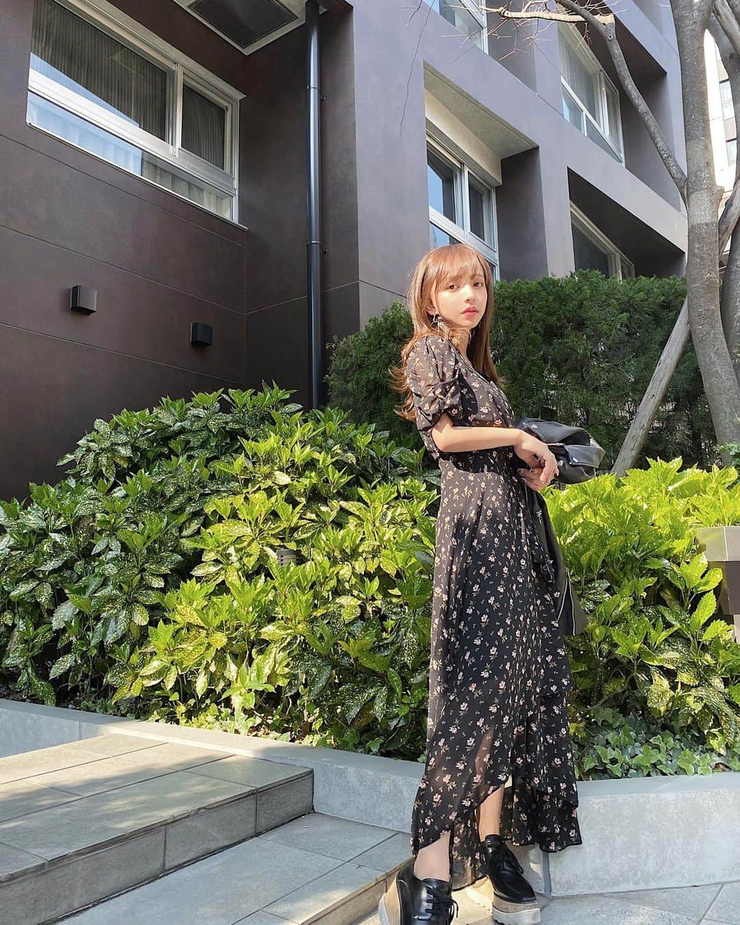 平尾優美花（ゆみちぃ）さんのインスタグラム写真 - (平尾優美花（ゆみちぃ）Instagram)「スーパー行くだけでもメイクしてオシャレしたくなる最近🥺🌸 (@eclin_official)のわんぴーす可愛くて着やすくてお気に入り♡ #時差投稿 #148cmコーデ #ちびコーデ #低身長コーデ」4月4日 22時21分 - hirao_yumika