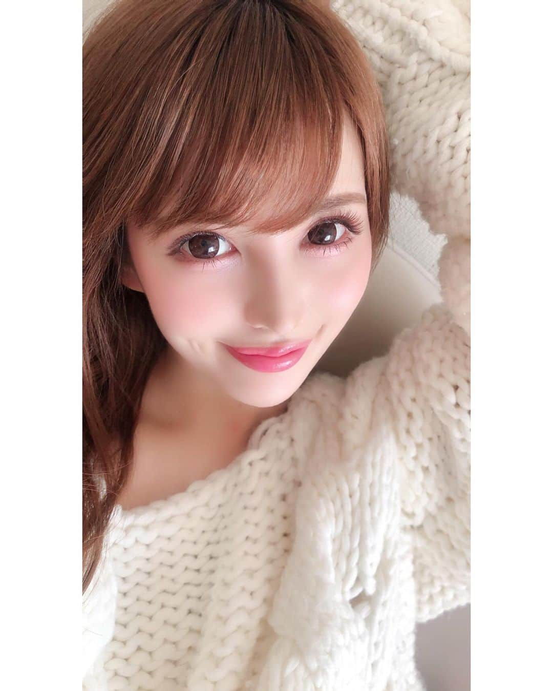 成瀬まりあさんのインスタグラム写真 - (成瀬まりあInstagram)「久々メイクした🤭  #ベネトーキョー #selfie #キャバクラ #キャバ嬢 #シャンパン #テキーラ #ドレス #新宿 #西新宿 #港区 #歌舞伎町 #六本木 #西麻布 #赤坂 #青山  #tagsforlikes」4月4日 22時21分 - mariatan_1211