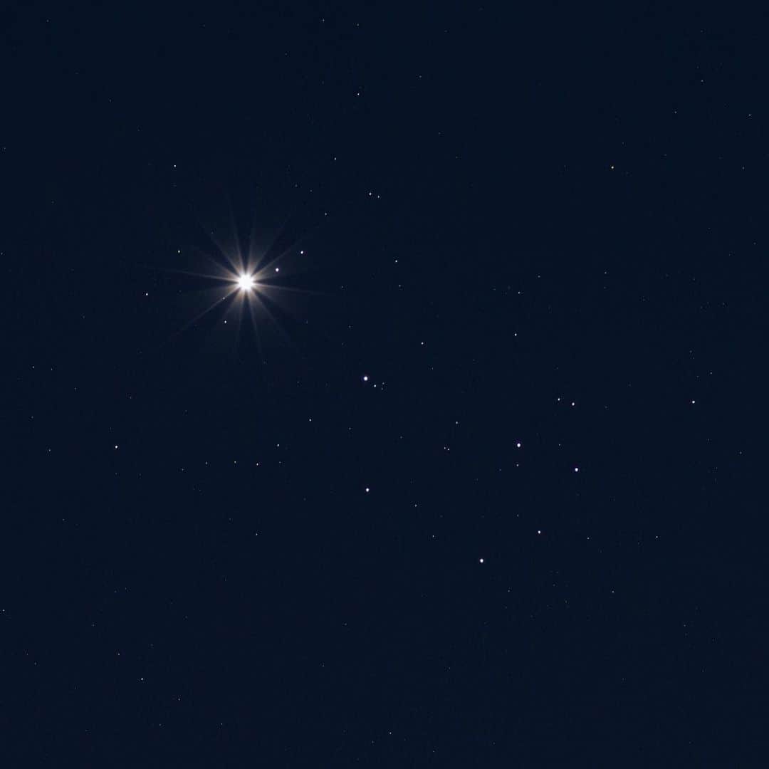 KAGAYAさんのインスタグラム写真 - (KAGAYAInstagram)「1, すばるの中の金星。 本日、すばる（プレアデス星団）の中に金星が入って見えました。写真は望遠レンズで撮影したもので、双眼鏡で見たイメージに近いです。 2, 先ほど望遠鏡を使って撮影した十二夜月です。（先ほど東京にて撮影） 今日もお疲れさまでした。 #星空」4月4日 22時21分 - kagaya11949