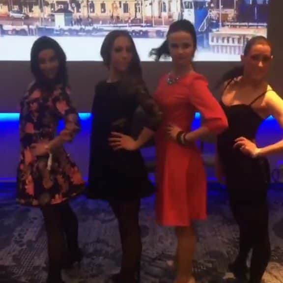 ニコーレ・デラ・モニカのインスタグラム：「Ritrovamenti 😂⛸️🤩 da vedere!!! #figureskating #girls #teammates #cantmiss #fun #funnyvideos #boomerang」