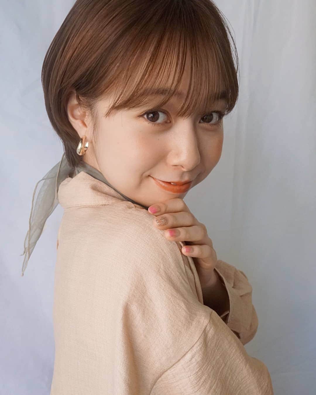 伊藤美羽さんのインスタグラム写真 - (伊藤美羽Instagram)「. back shot… . . . メイクも衣装も春らしくしてもらいました✨ 撮影とっても楽しかった！」4月4日 22時31分 - miumiu.1230