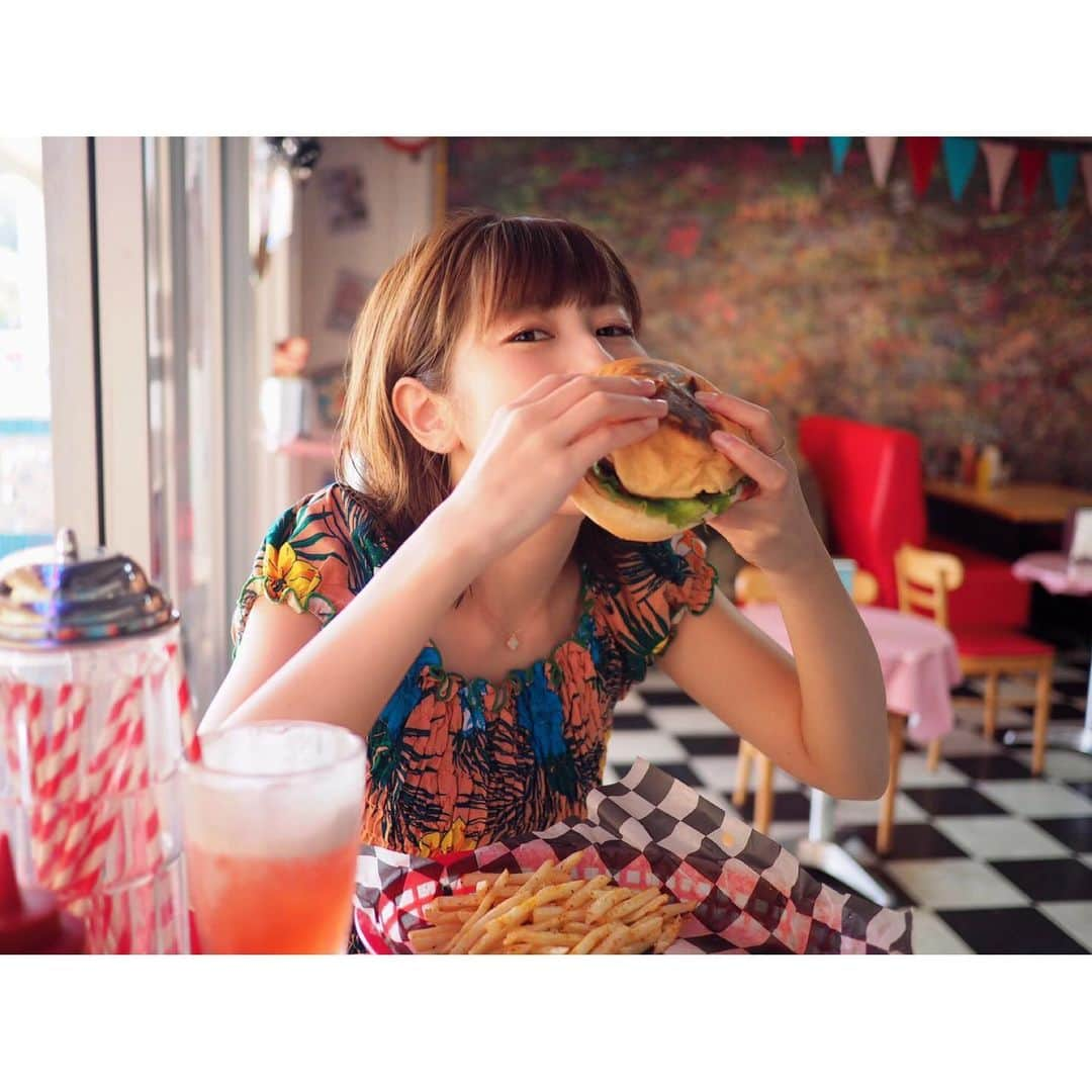 鈴木優梨のインスタグラム：「🌺🌴🍹 ・ 思い出したように、載せ損ねた写真たち ・ あゆちゃんが撮ってくれた☺️💓 ・ ・ グアムのFizz&co.ってカフェ🌟 ・ ここに着くまでのバスがわからなくて ・ ドキドキしながら行った🙃🙃🙃笑 ・ ・ ・ ハンバーガーも肉厚で美味しかった🍔🍟 ・ #グアム #グアム旅行 #guam #instaguam #女子旅 #fizzandco #カフェスタグラム #海外旅行」