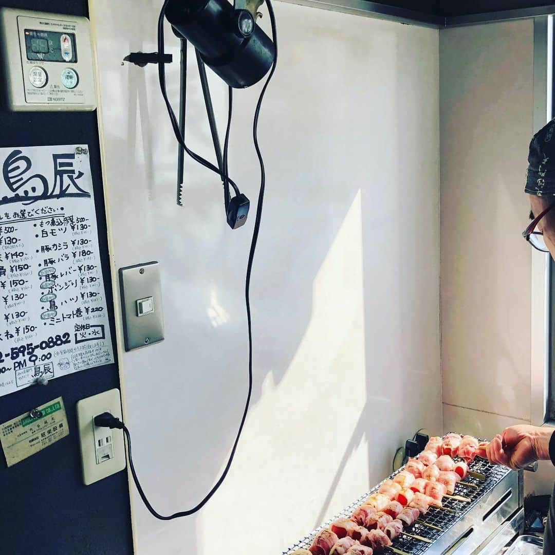 JOJO（ものまね）さんのインスタグラム写真 - (JOJO（ものまね）Instagram)「お父さんの持ち帰り専門店🥡✨ 【やきとり鳥辰】が お陰様で3周年を 迎えようとしています☺️ . 覚えててくれたみたいで！ 弟がお祝いに来てくれました😊 . いつもありがとう🎵 お土産も美味しかった😋✨ . 持ち帰り専門やきとり鳥辰では 焼き鳥の他にも、もつ煮・唐揚げetc... いつも通りテイクアウトのみで営業中です🏮 . 夕食に困ったら、 秋川渓谷周辺の方もそーでない方も お電話ください＼📞(・∀・)✨笑 . 外出怖いけどね😱…。 買い出しのついでにどーぞ🎵 . 4/11(土)・12(日)は ひっそりと3周年還元sale やります🈹🤑🛒💸🛍️ . 詳細はお電話にて✩.*˚ .」4月4日 22時36分 - jojo_monomane