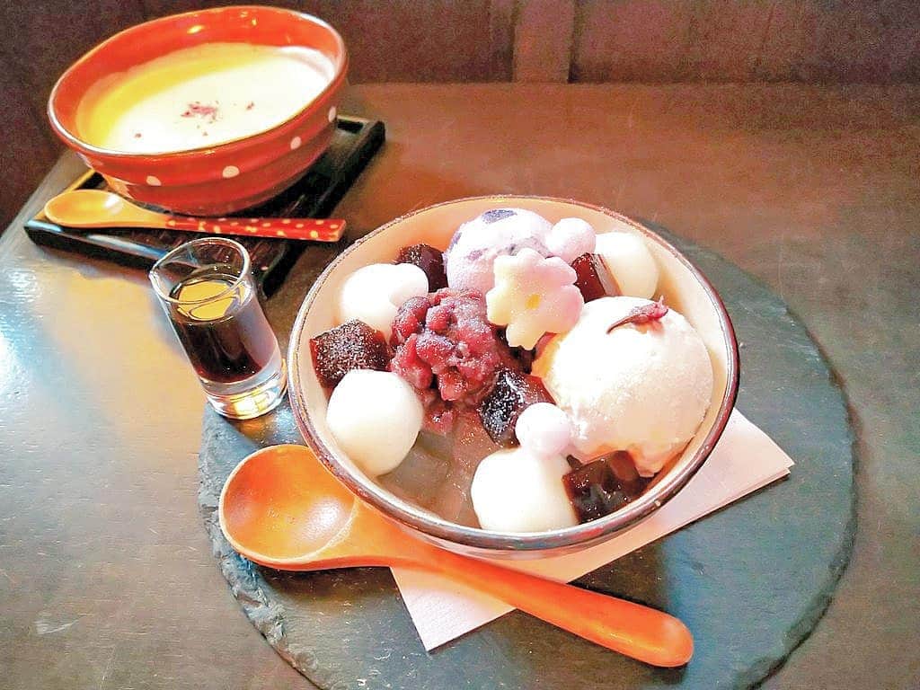 おいもカフェ金糸雀のインスタグラム：「. 甘塩っぱい桜アイスと粒あんのコントラストが美味しい『おいも鎌倉サクラあんみつ』(税込850円)と、牛乳の甘さに桜の優しい香りを加えた『さくらオレ』(税込680円)。春限定スイーツです♫ . #おいもカフェ金糸雀 #おいもカフェ #鎌倉 #小町通り#湘南 #カフェ #鎌倉カフェ #湘南カフェ #神奈川カフェ #鎌倉スイーツ #鎌倉グルメ #あんみつ #スイーツ #おやつ #さくら #桜 #桜あんみつ #さくらあんみつ #桜スイーツ #さくらスイーツ #春スイーツ #オレ #さくらオレ #あんこ #かわいい #ピンク #春 #kamakura #sakura #가마쿠라 . 《おいもカフェ金糸雀》 営業時間：10:00-18:00(L.O.17:30) 定休日：水曜日 248-0006 神奈川県鎌倉市小町2-10-10 小町TIビル1F TEL：0467-22-4908」