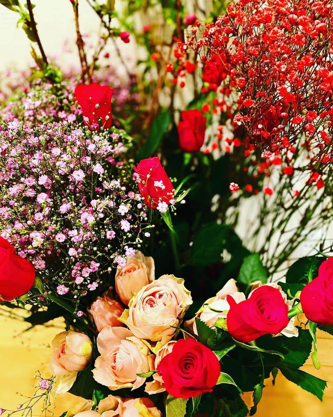 山中拓也さんのインスタグラム写真 - (山中拓也Instagram)「山中ついに花を生けるの巻。 #花見出来やんだから #自分の家で花見」4月4日 22時39分 - oraltakuya