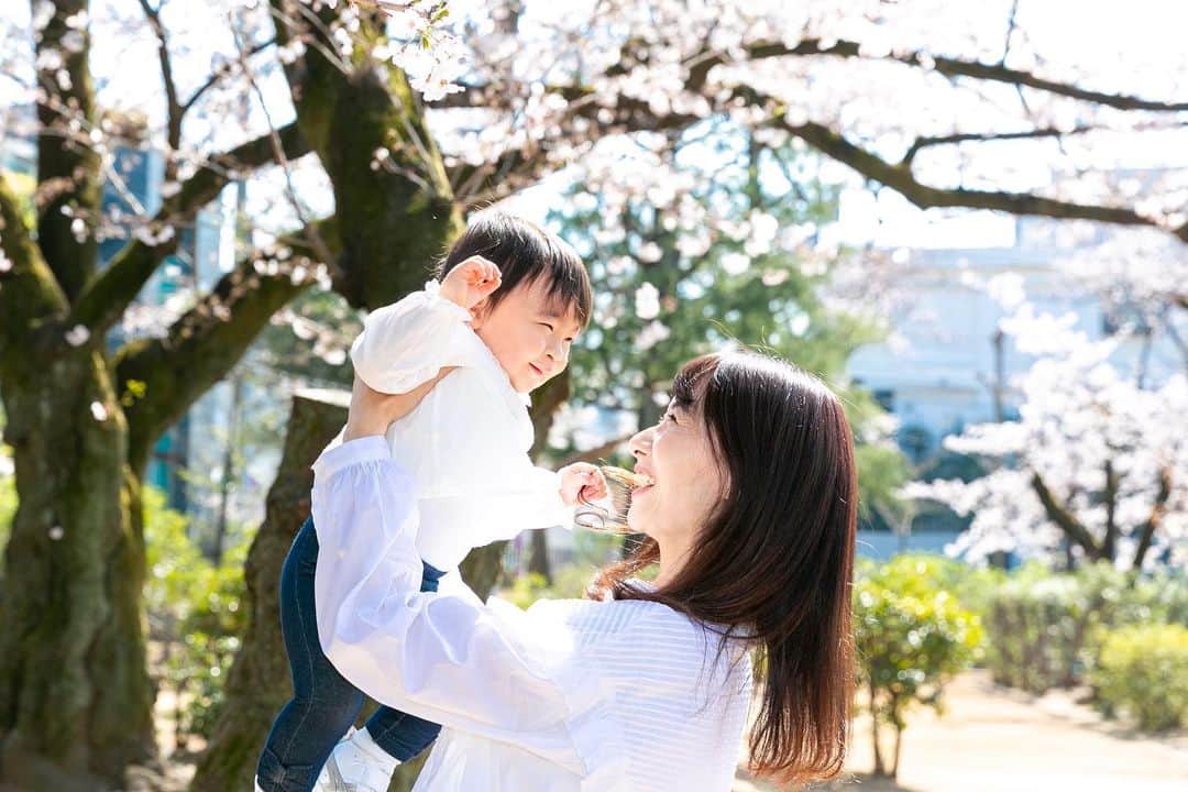 吉田早織のインスタグラム：「・﻿ 昨年は家のバルコニーから見える桜を見ながら、「来年は一緒にお花見しようねー🌸」﻿ と生まれたばかりの娘に言っていたのが懐かしい☺️﻿ ﻿ 今年はできなかったけど近くの公園で少しだけ✨﻿ ﻿ ﻿ ﻿ ﻿ 外出を自粛している最近は、家の中でおもちゃで遊んだり階段を上ったり、時々近所の人が少ない場所で歩く練習をしています🙌﻿ ﻿ ﻿ 好奇心旺盛な娘は児童館でお友達と遊んだり、自分より大きい子の真似っこをしたり、家にはないおもちゃで遊ぶのが大好きだったので、そういった場所に行けない事がストレスにならないと良いな…😣﻿ ﻿ ﻿ 子供にとってはたった1日でも沢山の事を吸収して成長する貴重な時間。﻿ この状況が落ち着いたらまた色々な経験をさせてあげたいです✨﻿ ﻿ ﻿ 今は不要不急の外出はせず、家の中でできる事を🌸﻿ ﻿ ﻿ ﻿ ﻿ ﻿ ﻿ ﻿ ﻿ ﻿ #桜 #生後12ヶ月 #1歳 #公園 #女の子ママ #女の子ベビー  #前髪失敗してごめんね」