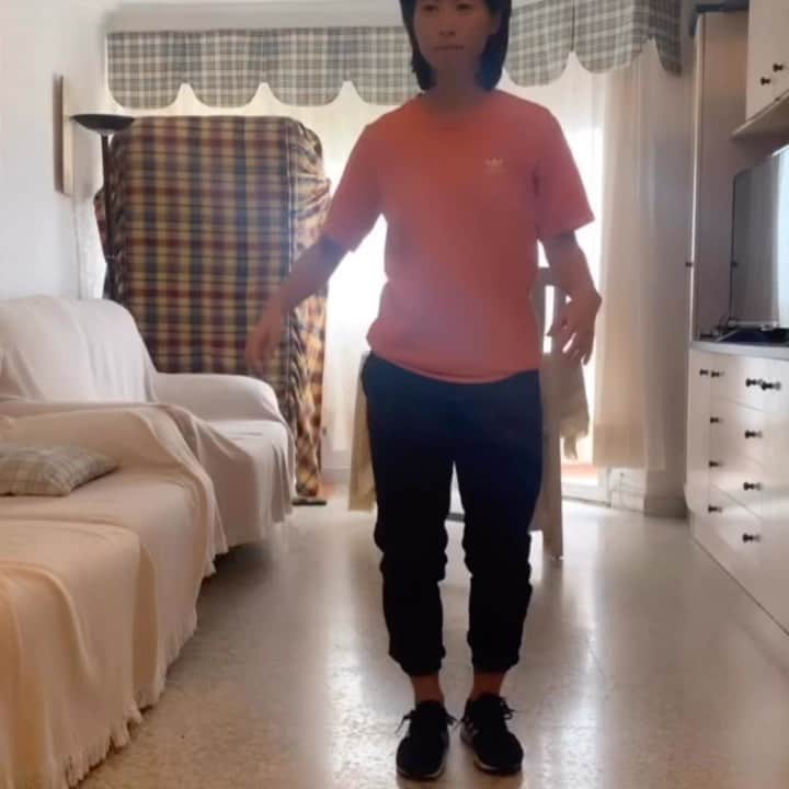 のインスタグラム：「お家でできるエクササイズチャレンジ🏠 レベル① 片足でしゃがめるとろまでしゃがんで立ち上がる レベル② ボールを背中に乗せて落とさないようにしゃがんで立ち上がる  もも前の筋肉に頼ったらすっごいキツいけど筋肉をバランスよく使えたら意外と楽にできるよ！ コツは立ち上がる時にしゃがんだ足の角度の道をそのまま戻ること☝️ できた人いたら私をタグ付けしてストーリーなどアップしてください😉 動画待ってまーす😋  #エクササイズ　#チャレンジ　#お家時間 #筋トレ　#adidas」