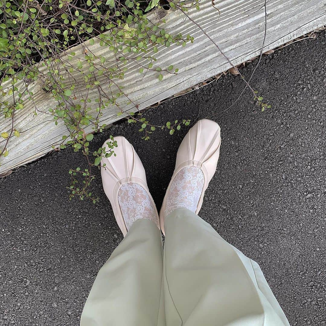 早乙女るなさんのインスタグラム写真 - (早乙女るなInstagram)「﻿ ﻿ 【𝐒𝐩𝐫𝐢𝐧𝐠 𝐟𝐚𝐬𝐡𝐢𝐨𝐧🌱】﻿ ﻿ ﻿ このギャザーシューズめちゃ狙っててやっと買えたの🧺﻿ ﻿ バレエシューズ的な形のが今年トレンドでヒールが少しついてるのが欲しかったからちょこっとついてるの探してて最高なの見つけた！﻿ ﻿ 歩きやすいしパンツにもスカートにも合わせやすいから春一つあると最高なアイテム🥺♡﻿ ﻿ ﻿ ﻿ #ギャザーシューズ　#ぺたんこシューズ　#バレエシューズ﻿」4月4日 22時55分 - saotome.runa