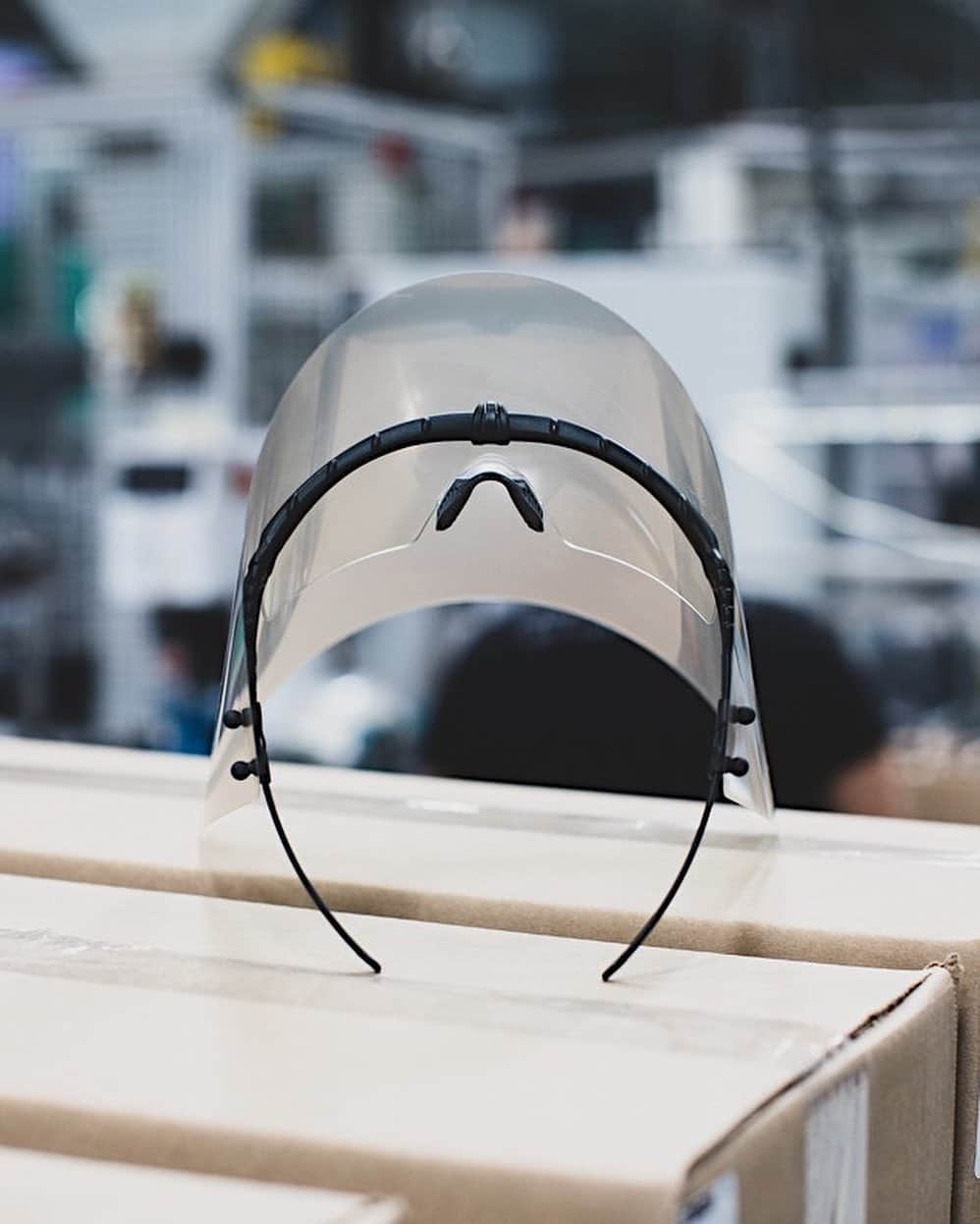 OAKLEYのインスタグラム：「Wanting to help in these trying times, the R&D and Manufacturing teams here at Oakley, have been working diligently to put their time and talents to good use. In collaboration with the local medical community, the teams have developed a protective shield that will be mass produced and provided to our first responders and front-line medical workers. In addition to this we have also made a donation of 20,000 units of protective eyewear that will be shipped across North America and Europe. We will continue to offer our support wherever possible throughout this crisis. We’re all in this together.」