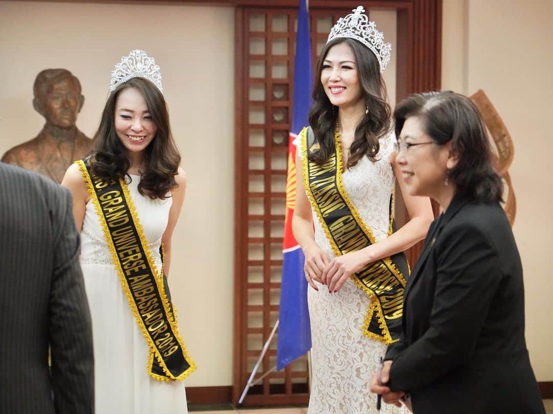 浅井香葉子さんのインスタグラム写真 - (浅井香葉子Instagram)「先日、「Mrs.Grand Univers」主催国であるフィリピン共和国の駐日大使館へ、大会グランプリとして 表敬訪問して参りました🇵🇭﻿ ﻿ 特命全権大使である、ホセ C ラウレル 5世閣下﻿ は、快く私たちを迎えてくださり﻿ ﻿ フィリピンの歴史から、女性の地位、文化や風習、最近のコロナウィルスについてなどなど﻿ 話題は多岐にわたりました✨﻿ . 昨年、世界大会を機に初めて訪れましたが﻿ フィリピンの方達は陽気で優しく﻿ 女性を大切に扱います﻿ ﻿ その国民性が大好きになりましたが﻿ ﻿ 大使の言葉を借りると﻿ フィリピンでは女性が強いのだとか^ ^﻿ . 日本でももっと女性のエンパワーメントを﻿ 推進していきたいです✨﻿ ﻿ ﻿ 話題の新型コロナウィルスについては﻿ フィリピンでの対応策の見解など﻿ 聞かせて下さいました﻿ ﻿ その様子は﻿ Beauty Pagent Media(@beautypageantmedia )でも﻿ 特集くださっていますので﻿ 合わせてご覧下さい﻿ ﻿ ﻿ Mrs.Grand Univers2020世界大会は﻿ 今年もフィリピンで開催されます﻿ ﻿ 私もプレゼンターで参りますので﻿ ﻿ いち早い終息を願っています﻿ . . 『〜美しさの種は自分の中に既に在る〜』﻿ 全ては自分と向き合うことから始まります ____________________★_____________________﻿ 「在り方・歩き方・美しい動きの魅せ方」で﻿ あなたの存在そのものを輝きにする﻿ 「Life Shift Walking」﻿ ﻿ 👠レッスンのご依頼はプロフィール欄から﻿ (@asaikayoko ) http://asaikayoko.com/﻿ ﻿ 👠公式LINE@﻿ ID検索@asaikayokoworld .  #msgranduniverse ﻿ #mrsgranduniverse ﻿ #mrsclassicgranduniverse﻿ #ミセスグランドユニバース﻿ #ミセスコンテスト ﻿ #ミセスコンテスト日本代表 ﻿ #ミセスコンテスト世界大会 ﻿ #ミセスコンテスト対策 ﻿ #コンテストウォーキング﻿ #ミスコン ﻿ #ミスコン対策 ﻿ #社会貢献﻿ #ミセスグランドユニバース日本代表2019 ﻿ #浅井香葉子﻿ #ウォーキング講師浅井香葉子﻿ #ウォーキング講師 ﻿ #世界貢献﻿ #国際貢献﻿ #世界大会 #表敬訪問  #フィリピン大使館 #コロナに負けるな」4月4日 23時04分 - asaikayoko