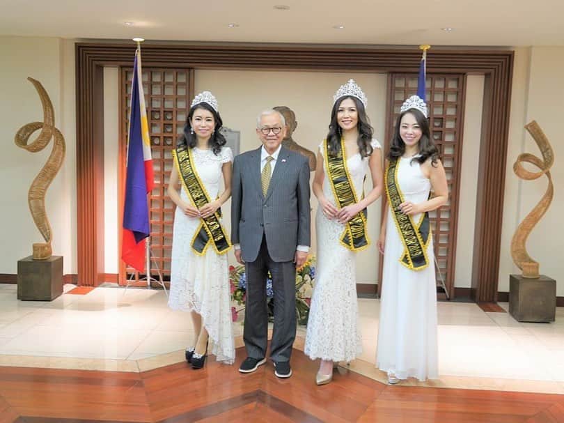 浅井香葉子さんのインスタグラム写真 - (浅井香葉子Instagram)「先日、「Mrs.Grand Univers」主催国であるフィリピン共和国の駐日大使館へ、大会グランプリとして 表敬訪問して参りました🇵🇭﻿ ﻿ 特命全権大使である、ホセ C ラウレル 5世閣下﻿ は、快く私たちを迎えてくださり﻿ ﻿ フィリピンの歴史から、女性の地位、文化や風習、最近のコロナウィルスについてなどなど﻿ 話題は多岐にわたりました✨﻿ . 昨年、世界大会を機に初めて訪れましたが﻿ フィリピンの方達は陽気で優しく﻿ 女性を大切に扱います﻿ ﻿ その国民性が大好きになりましたが﻿ ﻿ 大使の言葉を借りると﻿ フィリピンでは女性が強いのだとか^ ^﻿ . 日本でももっと女性のエンパワーメントを﻿ 推進していきたいです✨﻿ ﻿ ﻿ 話題の新型コロナウィルスについては﻿ フィリピンでの対応策の見解など﻿ 聞かせて下さいました﻿ ﻿ その様子は﻿ Beauty Pagent Media(@beautypageantmedia )でも﻿ 特集くださっていますので﻿ 合わせてご覧下さい﻿ ﻿ ﻿ Mrs.Grand Univers2020世界大会は﻿ 今年もフィリピンで開催されます﻿ ﻿ 私もプレゼンターで参りますので﻿ ﻿ いち早い終息を願っています﻿ . . 『〜美しさの種は自分の中に既に在る〜』﻿ 全ては自分と向き合うことから始まります ____________________★_____________________﻿ 「在り方・歩き方・美しい動きの魅せ方」で﻿ あなたの存在そのものを輝きにする﻿ 「Life Shift Walking」﻿ ﻿ 👠レッスンのご依頼はプロフィール欄から﻿ (@asaikayoko ) http://asaikayoko.com/﻿ ﻿ 👠公式LINE@﻿ ID検索@asaikayokoworld .  #msgranduniverse ﻿ #mrsgranduniverse ﻿ #mrsclassicgranduniverse﻿ #ミセスグランドユニバース﻿ #ミセスコンテスト ﻿ #ミセスコンテスト日本代表 ﻿ #ミセスコンテスト世界大会 ﻿ #ミセスコンテスト対策 ﻿ #コンテストウォーキング﻿ #ミスコン ﻿ #ミスコン対策 ﻿ #社会貢献﻿ #ミセスグランドユニバース日本代表2019 ﻿ #浅井香葉子﻿ #ウォーキング講師浅井香葉子﻿ #ウォーキング講師 ﻿ #世界貢献﻿ #国際貢献﻿ #世界大会 #表敬訪問  #フィリピン大使館 #コロナに負けるな」4月4日 23時04分 - asaikayoko
