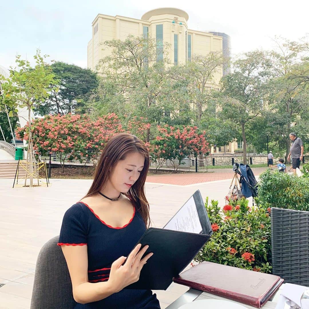 のインスタグラム：「写真は去年のシンガポール🇸🇬この日も今日のような暖かい気候でした☺️🌸✨またお散歩したいな🏃‍♀️ 指、わん曲してますね。。。🖐 #lastdecember2019#singapore #trip」