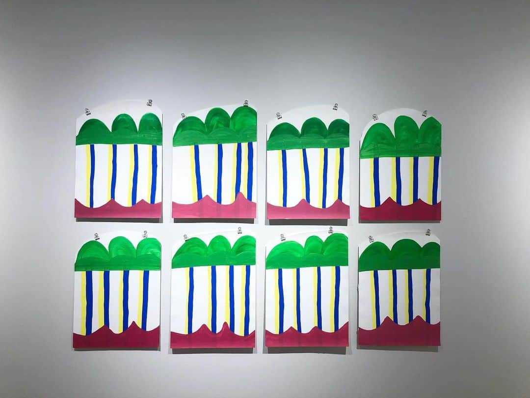 前田彩名さんのインスタグラム写真 - (前田彩名Instagram)「ART BRUT ハンカチーフ原画展 【ポケットにアートを】 4月11日（土）まで、 ワコールスタディホール京都の ギャラリーで開催中です🌸。 今日、明日の #Air STUDYHALLのゲストは このハンカチーフの仕掛け人！ #ダブディビデザイン の #柊伸江 さんです☺️ 障害を持つ方の作品が、 色鮮やかで素敵なハンカチーフに！ その原画とハンカチーフ、 併せてギャラリーでご覧頂けます☺️。 私も二枚、連れて帰ってきました🙌！ 滋賀県在住の、 にしはし なおきさんの「たこやき」。 カラフルな○が連なっている作品で、 にしはしさんがお母様へ向けた たこ焼きが食べたい、という メッセージなんだそう。 絵を描くことでコミニュケーションを 取っていらっしゃるそうです☺️。 もうひとつは、 京都府在住の、 同い年！たなか こまりさんの 「きつねの嫁入り」 描くだけじゃなく、 カラーコピーして切り貼りもされていて、 その細やかさに目を奪われました👀。 春、新しいハンカチを持って 外に出たくなりますね☺️。 大切に使います💓」4月4日 23時11分 - ayana.maeda