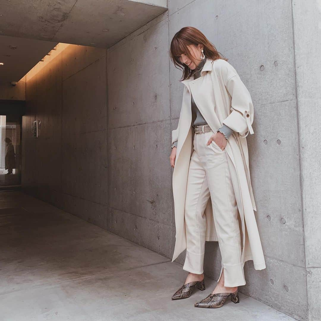 咲月美優さんのインスタグラム写真 - (咲月美優Instagram)「❤︎ . 🏷 coat: @amerivintage  tops: @united_tokyo  pants: @doudou_pr  shoes: @zara . #春服解禁 👚🌸✨ けど、外出自粛なので出番がないな😢 . . #おしゃれして出かけたい #ホワイトコーデ #めずらしいかも #小物アイテム #シルバーにはまってる . #amerivintage #unitedtokyo #doudou #zara #ファッション #コーディネート #コーデ #大人カジュアル #春コーデ #ザラジョ #coordinate #ootd #outfit #fashion #dayoff #photo #instafashion #instagood #followme #일본인 #패션 #패션스타그램 #옷스타그램 .」4月4日 23時12分 - s.miyutyyy