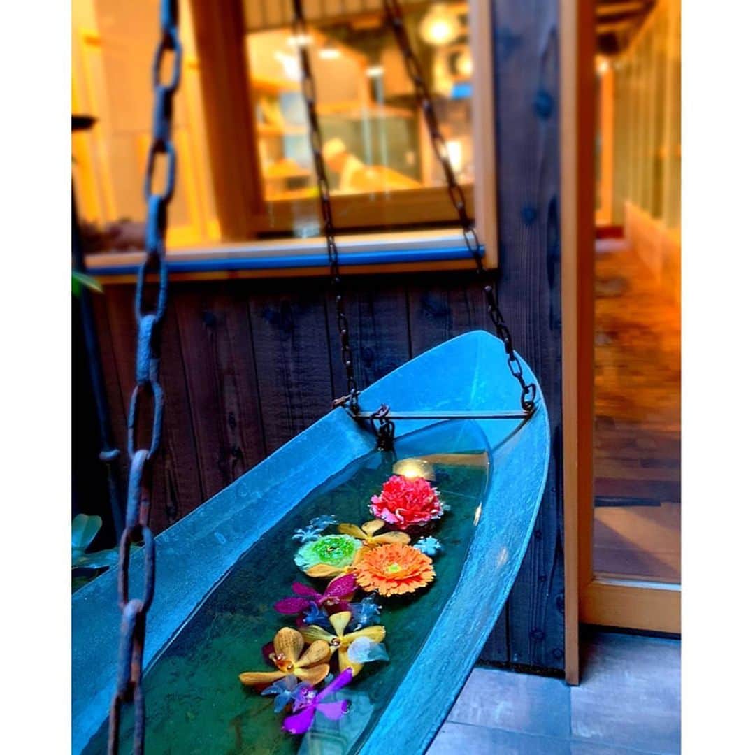 百合華さんのインスタグラム写真 - (百合華Instagram)「祇園宮川町の細い路地に佇むお鮨屋さん『路地 との本』にて、仲良しメンバーと一緒に女子会ランチタイ💕  ランチタイム限定のとってもゴージャスな『ちらし寿司セット』がお気に入りなのですが、優しい大将の御好意で前回よりも具材をグレードUPしてくださりました✨  好きな具材をどんどん乗せて最高級チラシ寿司の完成🎶  遅がけのランチタイムだったので２階のお席を貸切にしていただいたおかげで、周囲を気にする事なく色んなお話しで盛り上がる事が出来ました🥰  いつも素敵なおもてなしをどうもありがとう御座います❤️ #japan #日本 #kyoto  #京都 #祇園 #宮川町 #路地 #お鮨 #お寿司 #路地との本  #ランチタイム #ランチタイム限定 #ちらし寿司 #ちらし寿司セット #高級食材 #グレードUP #お心遣い  #おもてなし #貸切 #女子会 #女子会ランチ #美食 #美食家 #aumoグルメ」4月4日 14時16分 - yurika.lovelily