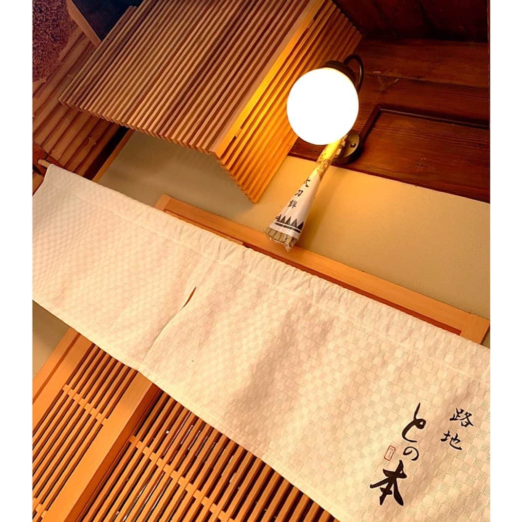 百合華さんのインスタグラム写真 - (百合華Instagram)「祇園宮川町の細い路地に佇むお鮨屋さん『路地 との本』にて、仲良しメンバーと一緒に女子会ランチタイ💕  ランチタイム限定のとってもゴージャスな『ちらし寿司セット』がお気に入りなのですが、優しい大将の御好意で前回よりも具材をグレードUPしてくださりました✨  好きな具材をどんどん乗せて最高級チラシ寿司の完成🎶  遅がけのランチタイムだったので２階のお席を貸切にしていただいたおかげで、周囲を気にする事なく色んなお話しで盛り上がる事が出来ました🥰  いつも素敵なおもてなしをどうもありがとう御座います❤️ #japan #日本 #kyoto  #京都 #祇園 #宮川町 #路地 #お鮨 #お寿司 #路地との本  #ランチタイム #ランチタイム限定 #ちらし寿司 #ちらし寿司セット #高級食材 #グレードUP #お心遣い  #おもてなし #貸切 #女子会 #女子会ランチ #美食 #美食家 #aumoグルメ」4月4日 14時16分 - yurika.lovelily