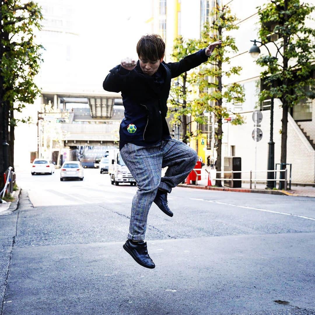 石田太志のインスタグラム：「My interview was published in @highflyers_jp. Thank you so much. Photo by Atsuko Tanaka(@atsukoholic) #footbag #taishiishida #soccer #follow #worldchampion #performance #performer #instagramer #hackysack #interview #publish #webmagazine #magazine」