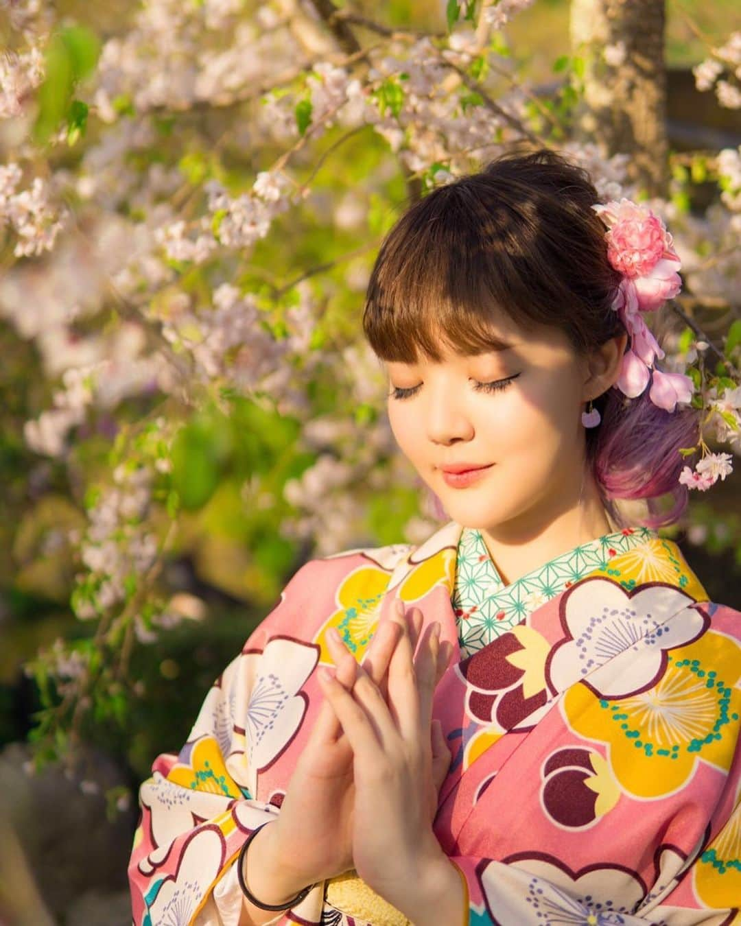 YingTzeさんのインスタグラム写真 - (YingTzeInstagram)「Spring , Two Years Ago . 🌸 This set of kimono photos are still my favourite ! _ Wanted to visit Kyoto , Japan again this year to pray at the Fushimi Inari Shrine ~ but all travel plans have to be postponed till next year. Most of my prayers came true so I would like to visit the shrine again to give thanks . 🙏🏻❤️✨ _ #blessed #kimono #kyoto #kyototravel #sakura🌸 #sakuraseason #japantravel」4月4日 14時32分 - yingtze