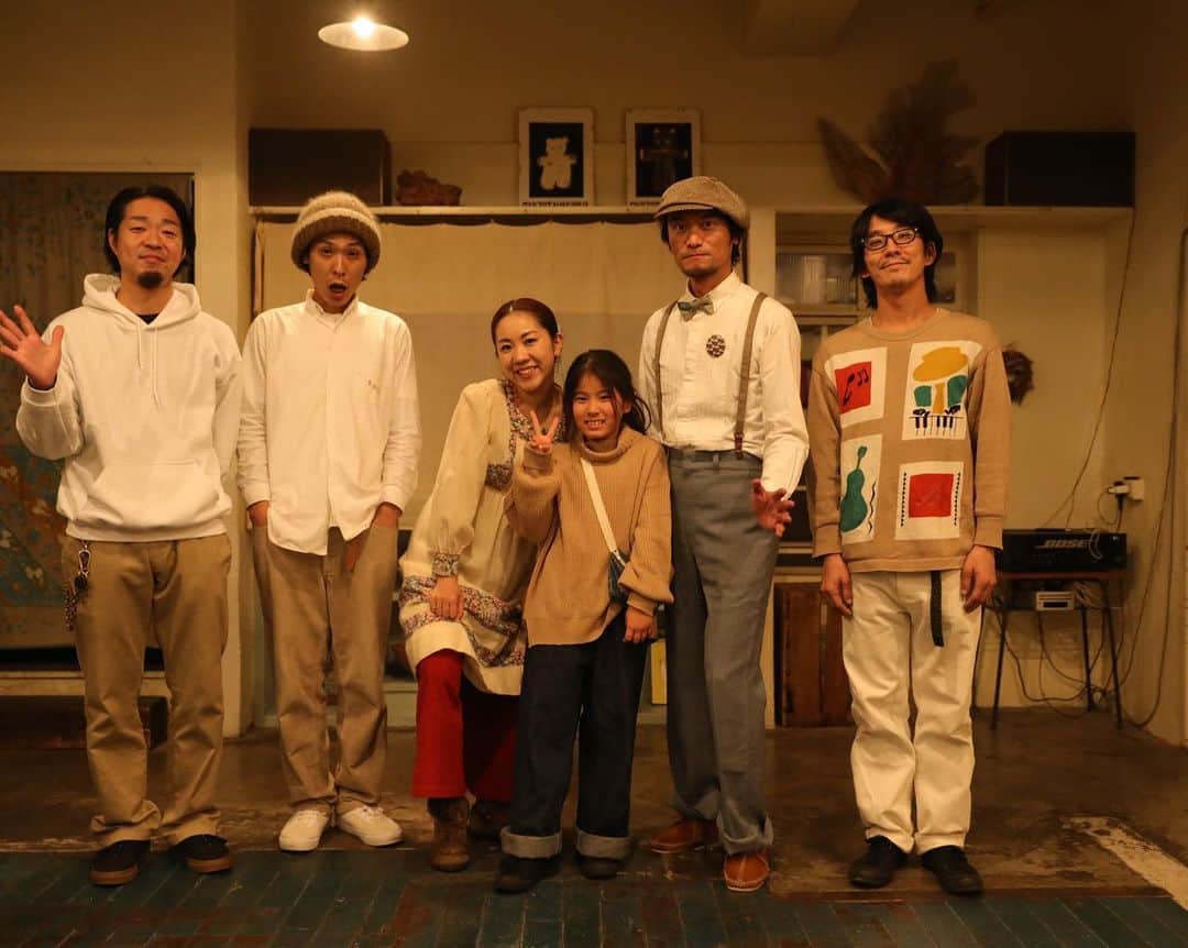 松本野々歩のインスタグラム：「今日4月4日（土曜日）　 18:30くらいから 小学生のあさひちゃんという女の子と インスタライブでお話します！  なぜかというと・・ をぜひ読んで♡  ショピンやチリンとドロンや 周りのミュージシャンたちの音楽をすごく愛してくれていて 歌を歌うのが大好きな女の子  愛知県でお父さんとワンちゃんと2人と1匹と暮らす　 2年生  お父さんと　ショピンのカバーアルバムを作ってくれたことをきっかけに 先日ショピン名古屋ライブで ゲスト出演してくれて 堂々とした　とってもとっても素敵な歌声を披露してくれました  こんな世の中になって あさひちゃんとお父さんは いつも歌って　配信などして みんなを元気にしたいと　 あたたかい音楽と思いを届けています  ある日　連絡をくれて わたしたちミュージシャンのこともとても心配してくれているのが伝わってきました  そして、みんなを、私たちを元気にしたい！　 希望ある未来を思い描きたい！と あさひちゃんとお父さんは これまたとびきりあたたかくて素敵な企画を提案してくれました  わたし自身 おしごと3ヶ月先まで　全部キャンセルになって じゃ　おうちで創作のチャンス！と思ったけれど 実際に見えない　想像できない未来への不安が勝ってしまい 頭ん中空っぽになってしまう時間が続いていました  そのアイディアを提案されてから 楽しい未来を想像すると 自然と　創作意欲も湧いてきました  それだけでも　ほんとうに価値のあることだーと思ったけれど  いやいや、絶対叶えよう！！ そのために、みなさんの力がアイディアが必要です！！ そして、全国の子どもたち、アーティストの皆さんにぜひ参加、協力してほしいの！！ 朝から2人してドキドキしてますが ぜひお話聞いてください♡ 18：30〜ね  @asahitopapatotaro @otukaresamaturi」