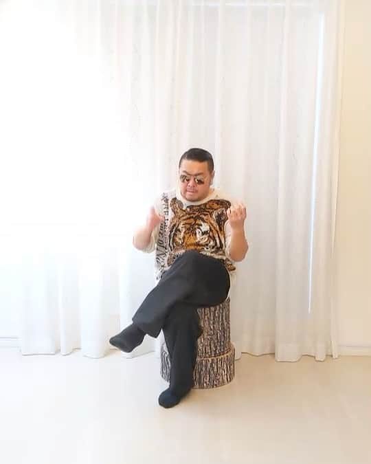 大地洋輔のインスタグラム：「星野源さんの 「うちで踊ろう」 に勝手にエアギターでコラボさせて頂きました！  家の中でのエアギターも 軽い運動がてら、オススメです！🎸 是非やってみてください‼️ ちなみに僕のエアギターは  Gibson ES-335  です！！ 星野源さんと一緒‼️ #うちで踊ろう #星野源　さん #エアギター #途中奥さんの笑い声 #撮影奥さん #音出し長女 #オーディエンス次女 #在宅 #在宅エアギター  @iamgenhoshino さん素晴らしい曲をありがとうございます🎤🎸」
