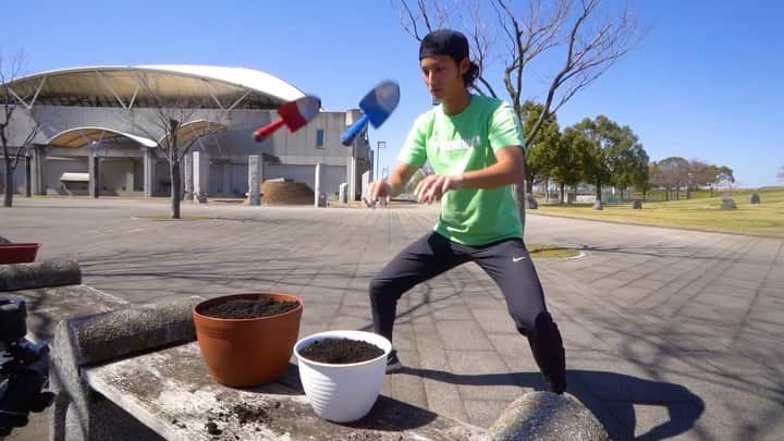 Kamiwaza Trickshotsのインスタグラム：「Shovel Trickshots on YouTube🔥 スコップ神業 YouTubeで公開!! #shovel #flip #神業 #オモチャ #good #cool #crazy #funny #fun #dude #trickshot #nice  #tricks #YouTube #tokyo #japan #japanese #nara #youtuber #trick」