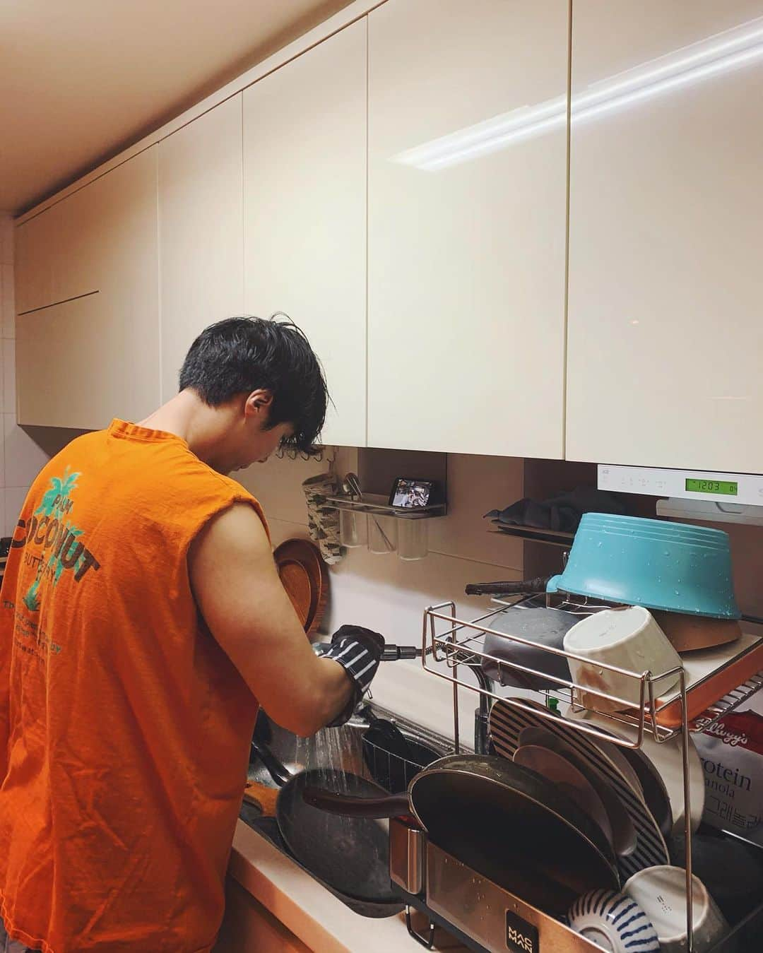 カン・ヘヨンさんのインスタグラム写真 - (カン・ヘヨンInstagram)「울 집 아조씨 일상🧡🧡🧡!!ㅋㅋㅋ 부전자전이라는데 울 빼꼼이는 아내한테 엄청 잘하지 않을까 싶다  빼꼼이 와이프가 누가 될지 모르겠지만 미리 축하해요 며느리?🥰ㅋㅋㅋㅋㅋㅋㅋㅋㅋ내 성격상 시월드는 전혀 없을거에요^^ 울 오빠 성격상 며느리 차한대 뽑아줄거에요^^ 백점짜리 시댁이네~🤗 27년간 청소랑 담쌓은 나인데 오빠가 청소를 너무 잘해서 눈치보이니까 하나 둘 하는 저예요... ㅋㅋㅋㅋ 오빠 세탁할거는 어따 두라구???? 수건은??? 옷은????? 오빠 섬유유연제가 모야?? ㅋㅋㅋㅋㅋㅋㅋㅋㅋㅋㅋ맨날 이럼 그래도 맨날 친절하게 알려주시는 울 집 아조씨♥️♥️♥️♥️♥️♥️♥️ 나같음 그만 물어봐 이제 좀 외워라 할 듯」4月4日 15時15分 - mangdoo_noona