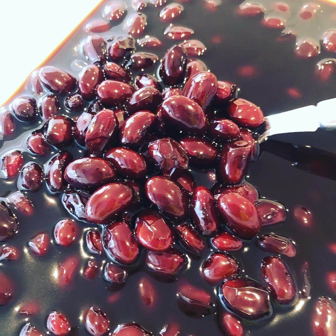佐伯紅緒さんのインスタグラム写真 - (佐伯紅緒Instagram)「黒豆を奄美大島の黒糖で煮ました。 解毒作用があり肝臓によく、春先のデトックスに最適だそうです。 時間だけはたっぷりあるので、最近常になにかをコトコト煮ています。 免疫アップにはなんといっても食と睡眠。地道に養生していきましょう。  #黒豆　#デトックス　#養生」4月4日 15時20分 - beniosaeki