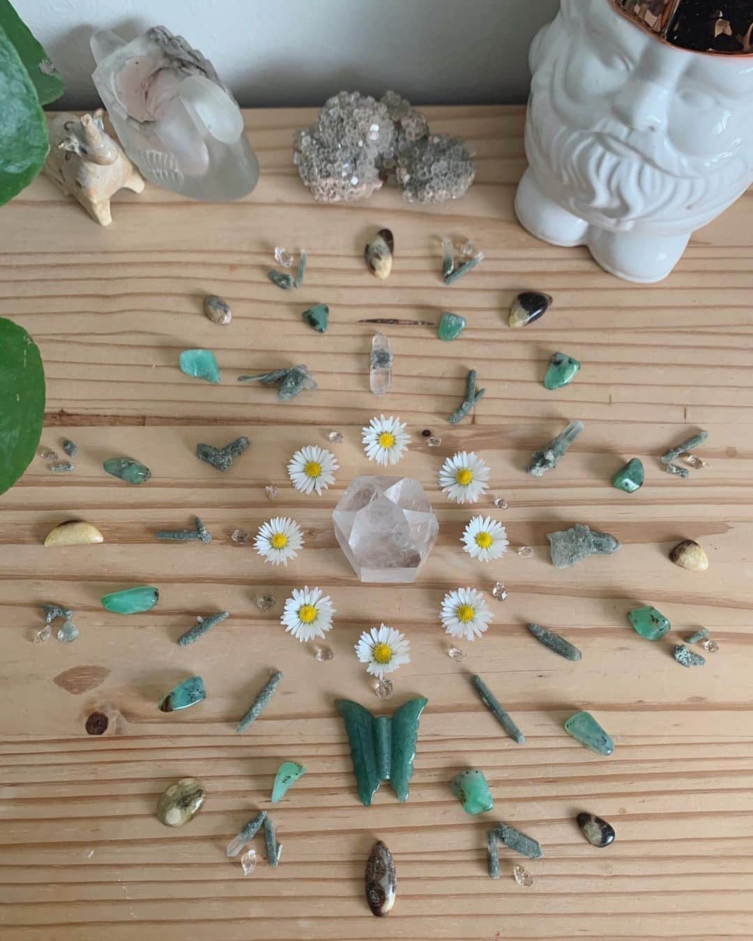 OLIVIAのインスタグラム：「Sorry I’ve been so quiet. The first 3 weeks of this shelter in place was so hard for me. I have so many things I’m trying to do, but now that my family is home- it’s been so hard to find time to do these things. My daily meditation and exercise has also become non existent, and it’s making me feel insane.  But this last week by letting go all my work stuff - life has suddenly become more enjoyable. I’ve become more focused on my son and his home schooling and it’s been so much fun. I made this grid days ago just haven’t had the time and space to put it up. How’s everyone else holding up? Btw, we’ve been mixing our new music after little guy crashes out. Just finished mixing another song!! A few more to go!! #crystalhealing #crystalgrid」
