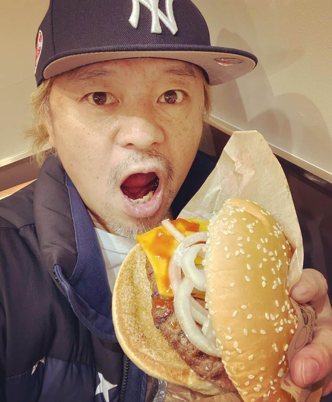 松谷賢示さんのインスタグラム写真 - (松谷賢示Instagram)「コロナの影響でお家ご飯ばっかやったから、久々のジャンクフード。 . #ハンバーガー #バーガーキング #ワッパー #ワッパーチーズ #久しぶり #やから #めちゃくちゃ #美味い #そして #でかい #コロナウイルス #早く終息しますように #皆さん気をつけてよ」4月4日 15時44分 - mizutamarepputai_ken