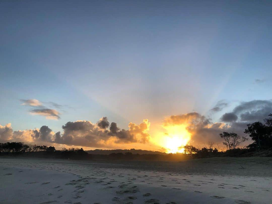 イザベル・ルーカスさんのインスタグラム写真 - (イザベル・ルーカスInstagram)「Can our Prayers with Positive “Intention” Change our Life ? Yes, it can!  We all have the choice to create positive changes in our life. The beliefs we hold in our mind are converted into electromagnetic fields by nerve cells and the brain ‘broadcasts’ this information to all of the our cells within our body. Cells respond to the information in these energy fields and use it to control their behavior and gene activity -Dr Bruce Lipton  There is a mass meditation tomorrow. May we create a massive healing chain reaction in the energy field worldwide.  Times: Eastern Standard Time (New York, United States) April 4th, 10.45 pm Europe, Asia and Australia, on April 5th: 3:45 am BST in London, 4:45 am CEST in Paris, 4:45 am EET in Cairo, 10:45 am CST in Taipei and Beijing, 11:45 am JST in Tokyo and 12:45 pm AEST in Sydney  The Universe is one indivisible, dynamic whole in which energy and matter are so deeply entangled it is impossible to consider them as independent elements. -Dr. Bruce Lipton  Quantum physicist John Halegin states “there is far more evidence that group meditation can turn off war like a light switch, than there is evidence that aspirin reduces headache pain, it is a scientific fact.  #spirituality #love #meditation #spiritualawakening #peace #healing #awakening #consciousness #life #wisdom #enlightenment #inspiration #energy #light #lawofattraction #soul #universe #faith #nature #weareone #globalmeditation #prayer #blessing #unify #trustthemystery #newearth #sacred #grace #lightwork #harmonise Link in my bio」4月4日 15時46分 - isabellucas