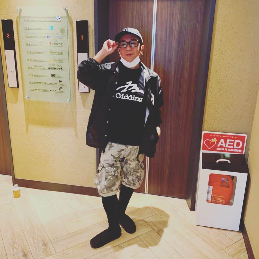 LITTLEのインスタグラム：「fmfuji selectors このあと生放送16時からゲスト出演です！！#fmfuji @greed_store @creature_kenny @gashiyama13  大阪感！giddingのTシャツとcreatureのパンツとレギンス。」