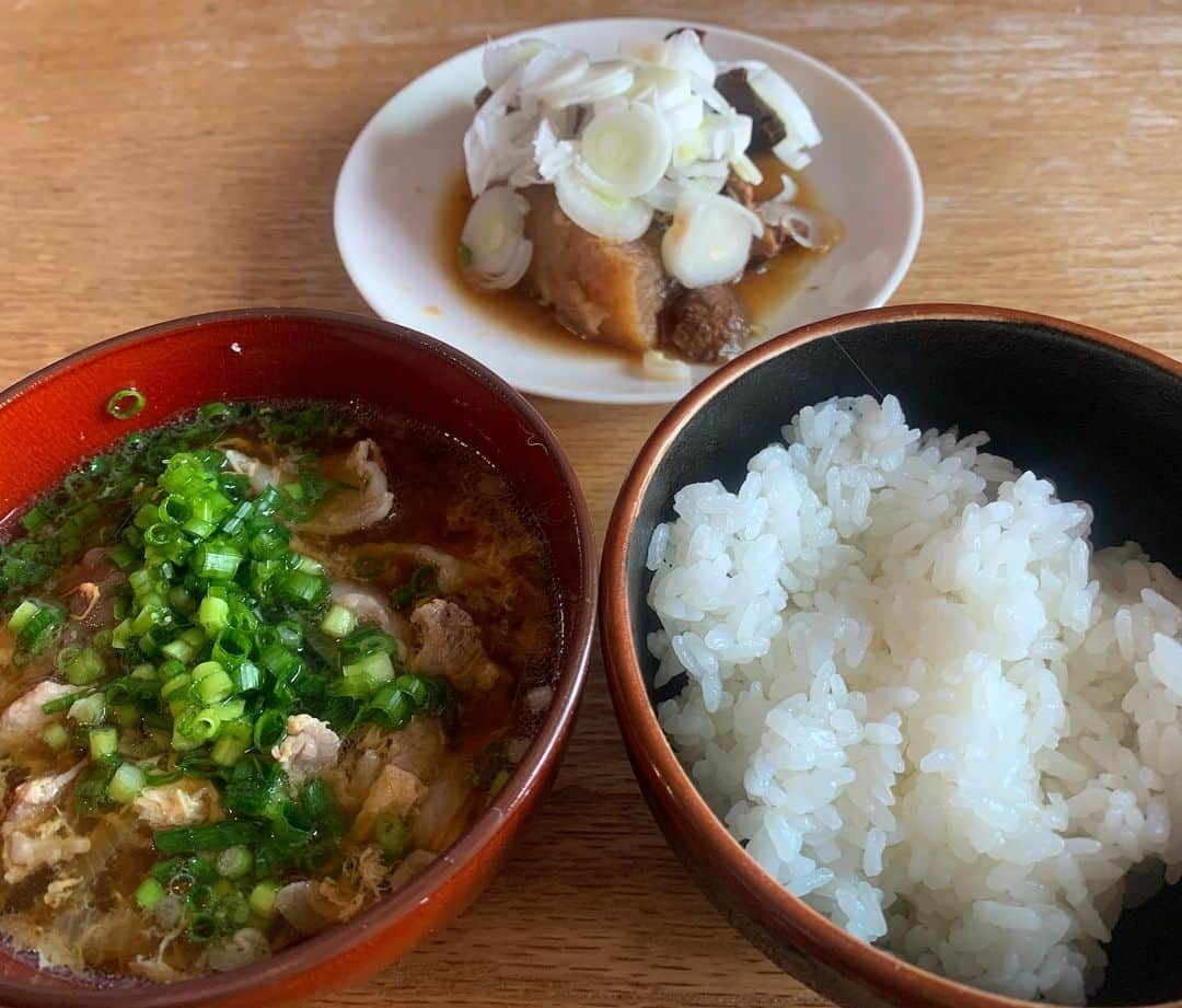 櫻井トオルのインスタグラム：「牛すじ煮込み、牛出汁で作ったなんちゃって肉吸い、米。 こう言うので良いんだ。 うまい♪」