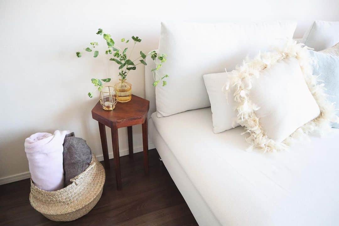 DJ YURiAさんのインスタグラム写真 - (DJ YURiAInstagram)「ちびっこテーブル🌿 ﻿ ﻿ 小さいのが欲しくて #zarahome で🌵 ﻿ ﻿ もう一つ頼んだ大理石のテーブルはあまりにイメージと違ったので返品🤦🏻‍♀️天然石は店舗で見て買った方が良いということを学びました📝﻿ ただ手続きがスムーズで助かりました✨﻿ ﻿ ﻿ ﻿ ﻿ ﻿ ﻿#stayhome #interior  #interiordecor  #zarahome #ikea #謎の葉っぱ #お気に入り #リビング #リビングインテリア  #引きこもり #ネットショッピング #今見たら値下げされてた #定価で買ったのに #そんな日もある」4月4日 15時54分 - djyuria