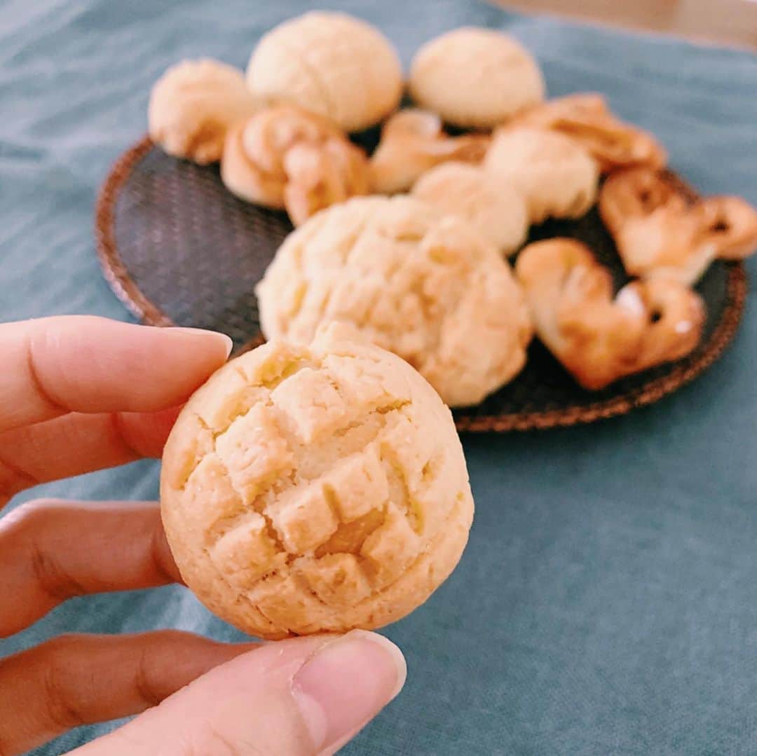 安田美沙子さんのインスタグラム写真 - (安田美沙子Instagram)「毎日テーマを変えて、この日は 「家庭科」と言うことで、一緒にパンを作りました🍞 . . . メロンパン＆ハートパン❤️ きちんと計っても、小さく粘土みたいにちぎるし、つまみ食いもすごいけど。笑 . . . 極力息子のやりたいように、汚れてもいいやという精神でなんとか。。。 おうちがいい匂いになって、完成する達成感が嬉しいね！ メロンパン初めて作ったけど、クッキー部分てやっぱりおいしい✨ . . . #stayhome #bread #家庭科 #メロンパン　#ハートパン　#みさこクッキング」4月4日 16時03分 - yasuda_misako
